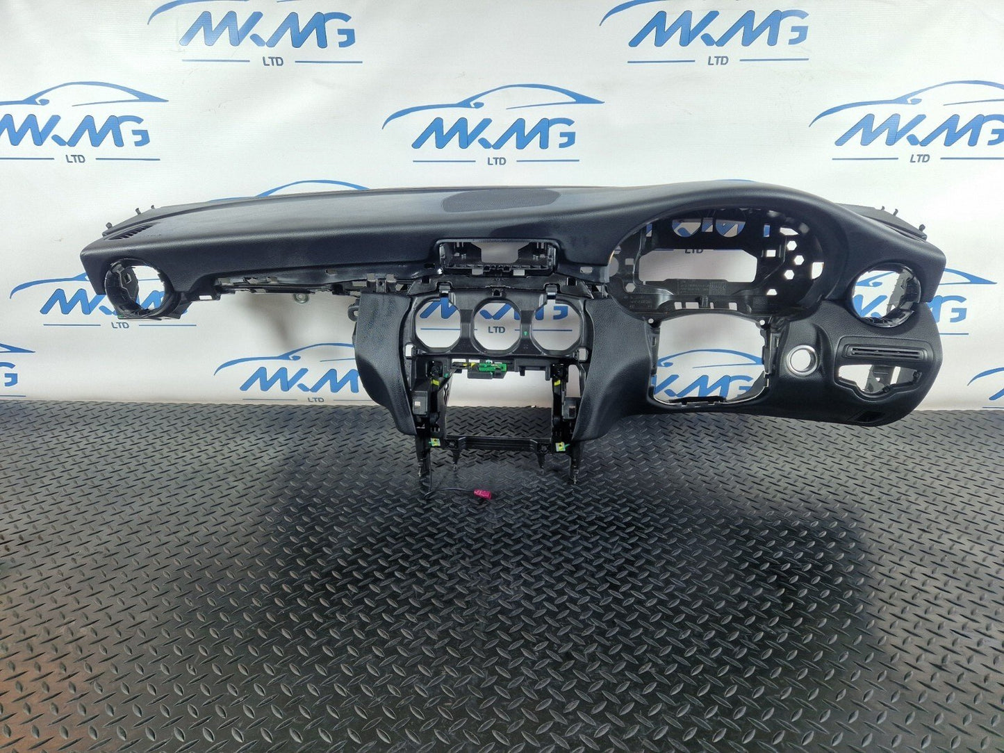 MERCEDES BENZ C200 W205 OEM DASHBOARD ASSEMBLY & AIR BAG A2056802887 A2058600500