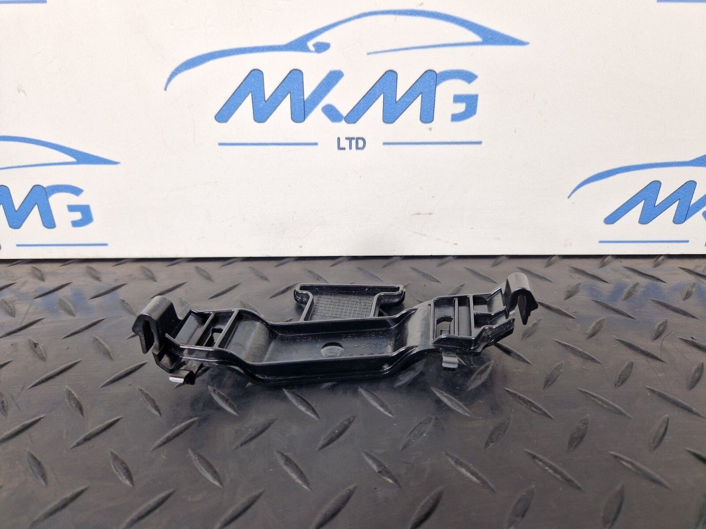 16-19 AUDI A4 B9 FRONT RIGHT B PILLAR SEAT BELT GUIDE GUIDE BRACKET 8W0867192
