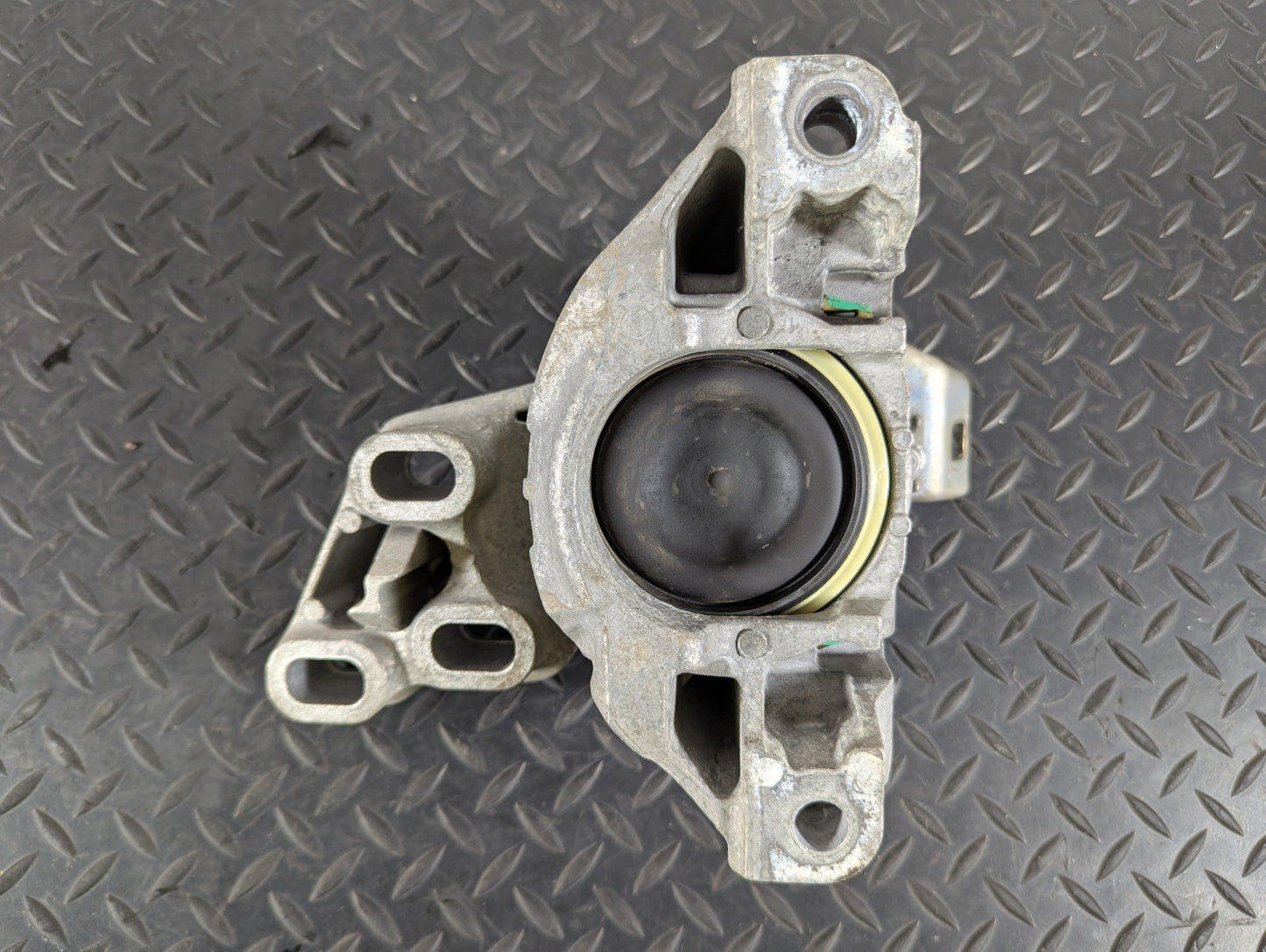12-18 MERCEDES A B-CLA C117 W176 W246 LEFT ENGINE MOUNT A2462400217