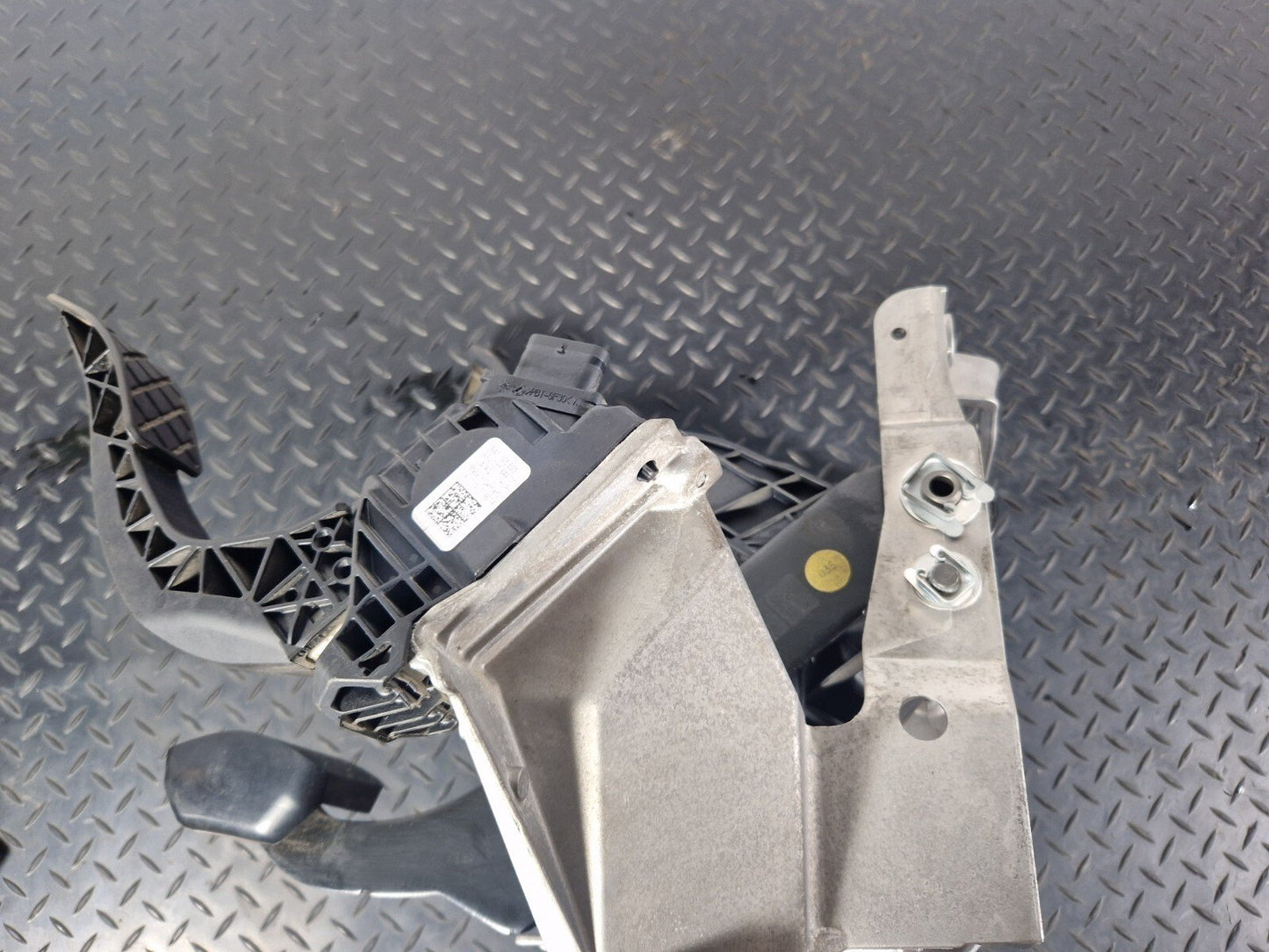 16-19 AUDI A4 B9 2.0TDI MANUAL COMPLETE CLUTCH/BRAKE/ACCELERATOR PEDALS