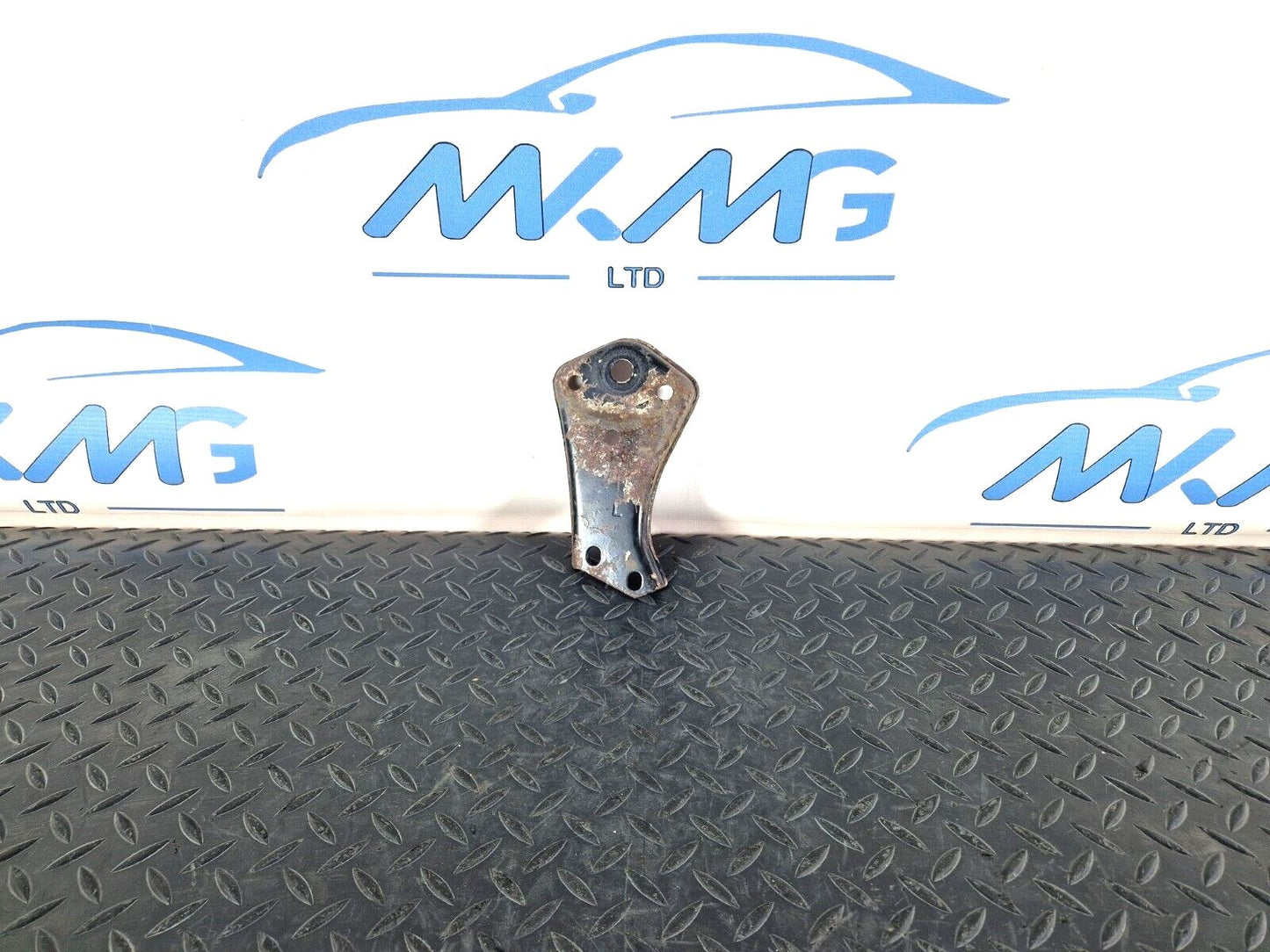 14-21 MERCEDES BENZ C200 W205 REAR SUBFRAME RIGHT SIDE STOP PLATE A2053520800