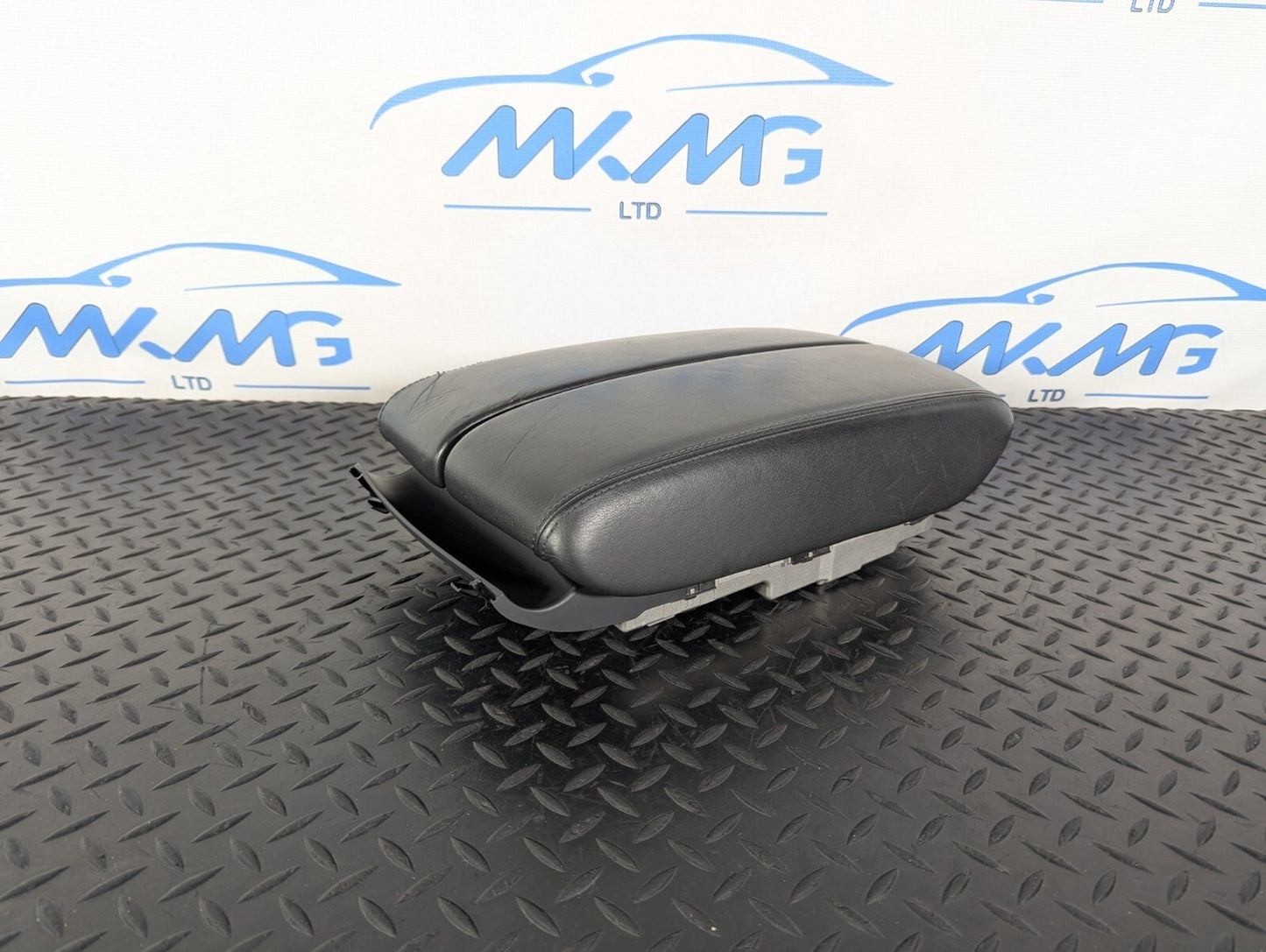 10-17 AUDI A8 4H LEATHER DOUBLE ARMREST IN BLACK 4H0864206C
