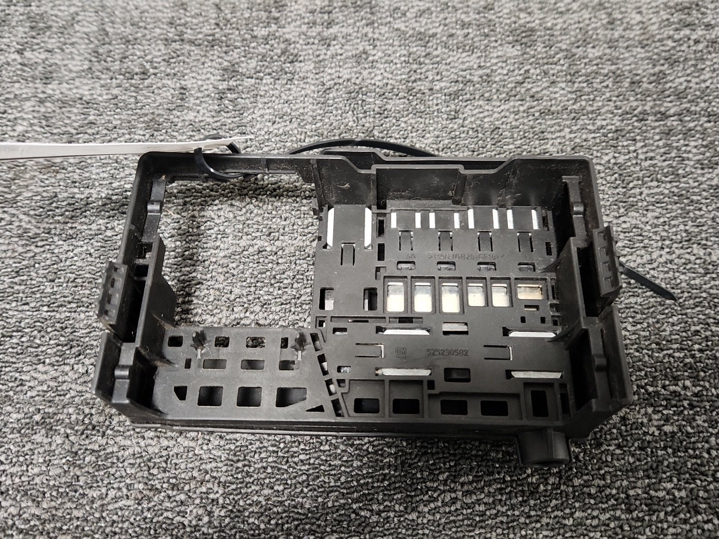 Vauxhall Meriva MK2 (B) (4470) MPV Genuine Battery Fuse Box 13354391