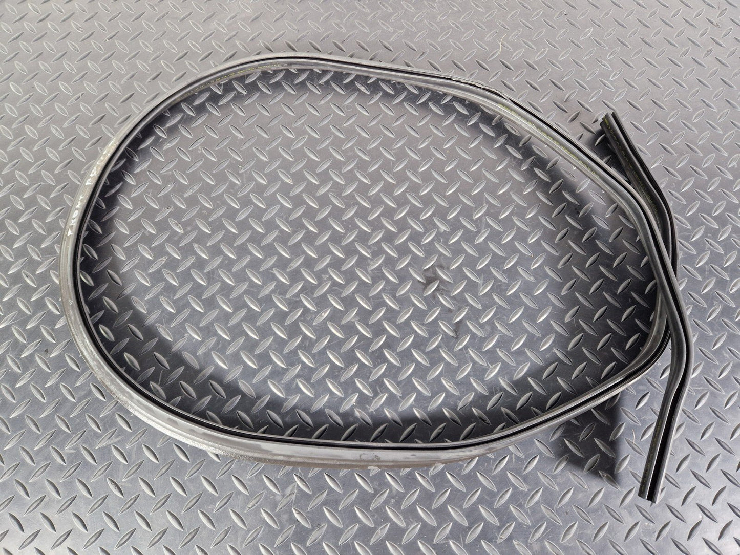 18-ON MERCEDES SPRINTER W907 BONNET RUBBER SEALING GASKET SEAL A9108871100
