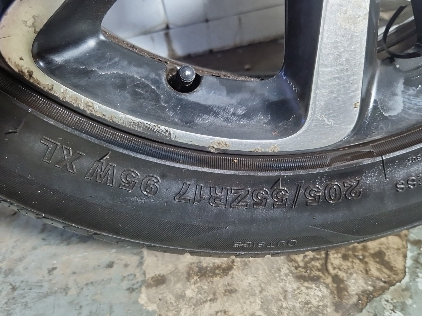 Citroen C4 Picasso MK2 17" Alloy Wheel with Tyre ~5mm 205/55/17 9813863177