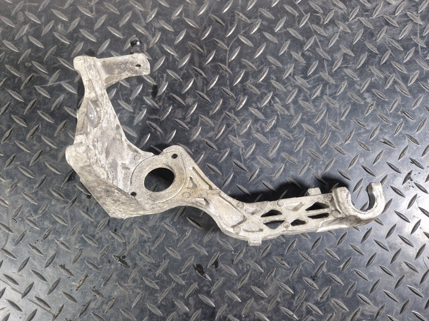 14-21 MERCEDES BENZ C300h W205 AIR FILTER BOX MOUNT A6510940427