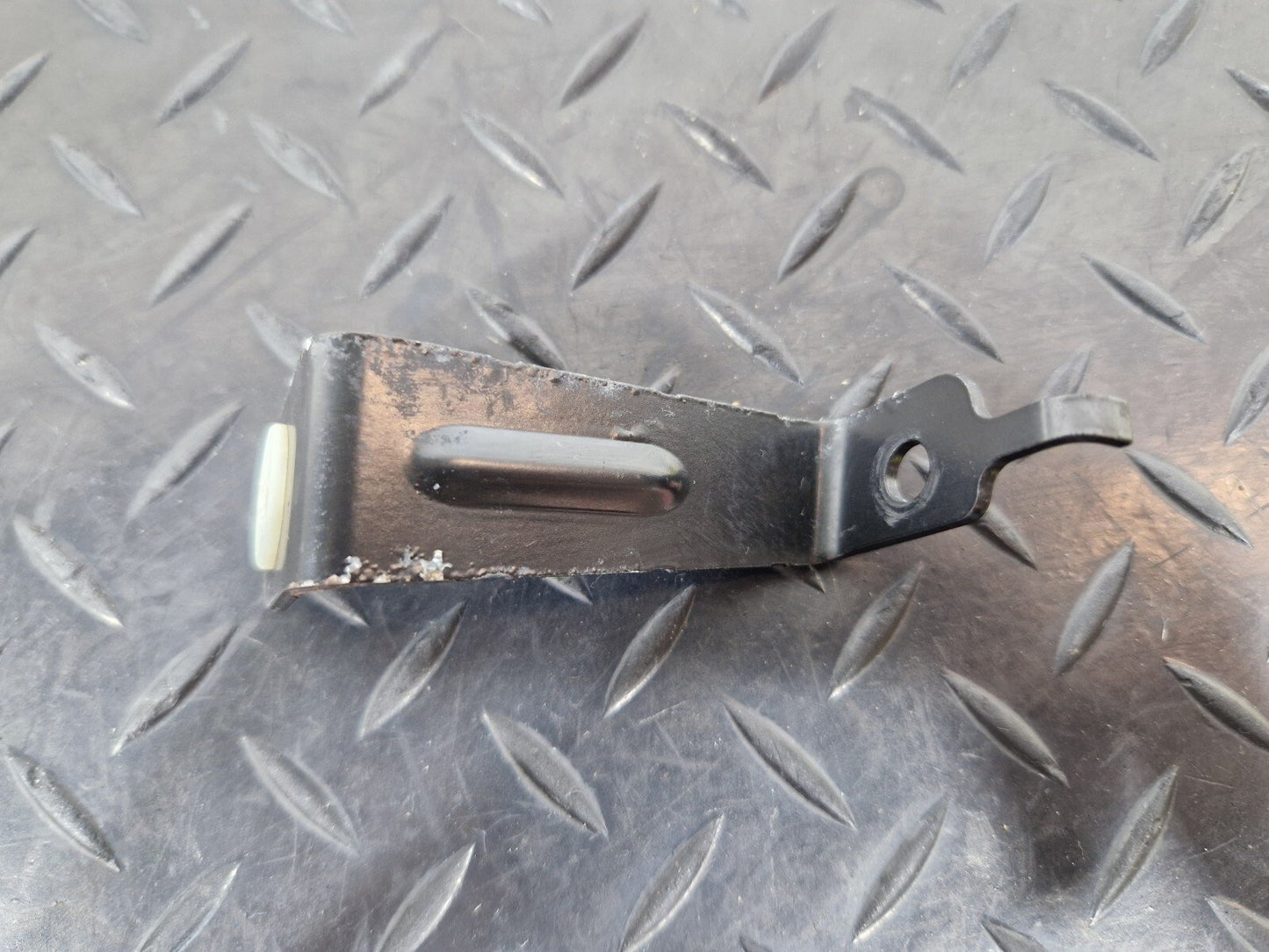 20-24 BMW 1 SERIES F40 GENUINE UNDERBODY PANELLING HOLDER BRACKET 7400890