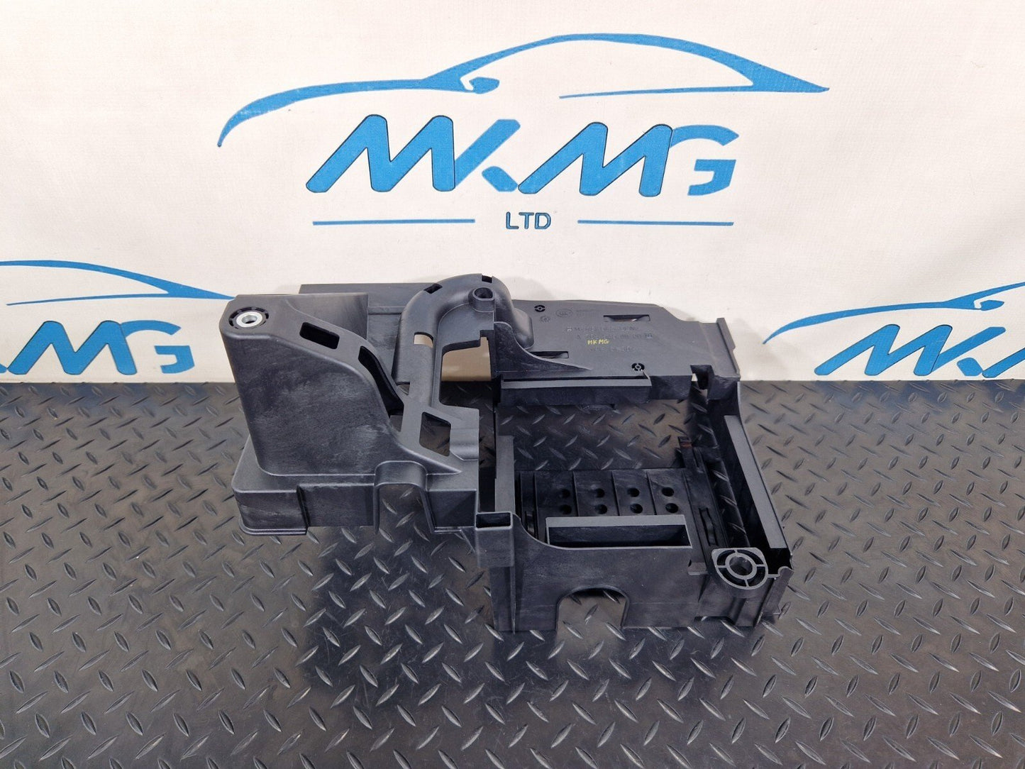 14-21 MERCEDES BENZ W205 GENUINE CD CHANGER ECU HOLDER BRACKET MOUNT A2055458900