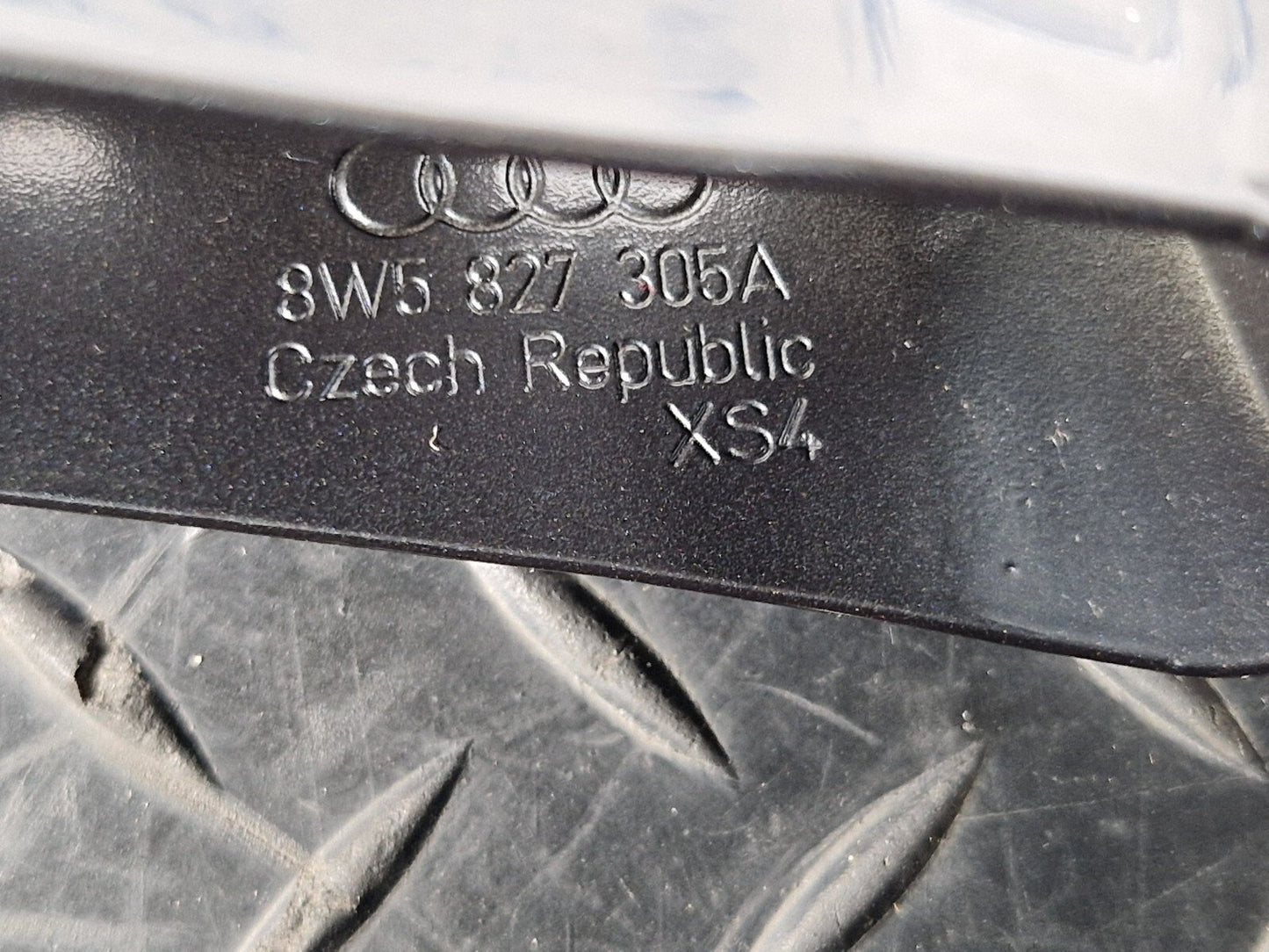 16-19 AUDI A4 B9 REAR LEFT N/S BOOT HINGE IN GREY LX7L 8W5827305A 8W5827729