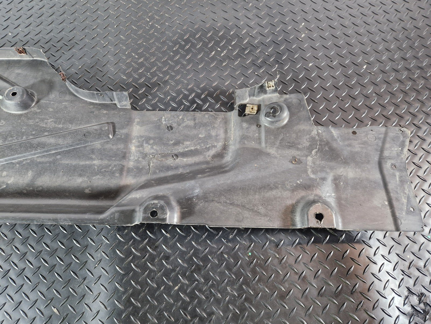 11-19 MERCEDES BENZ ML W166 OEM RIGHT SIDE UNDERBODY COVER A1666805101