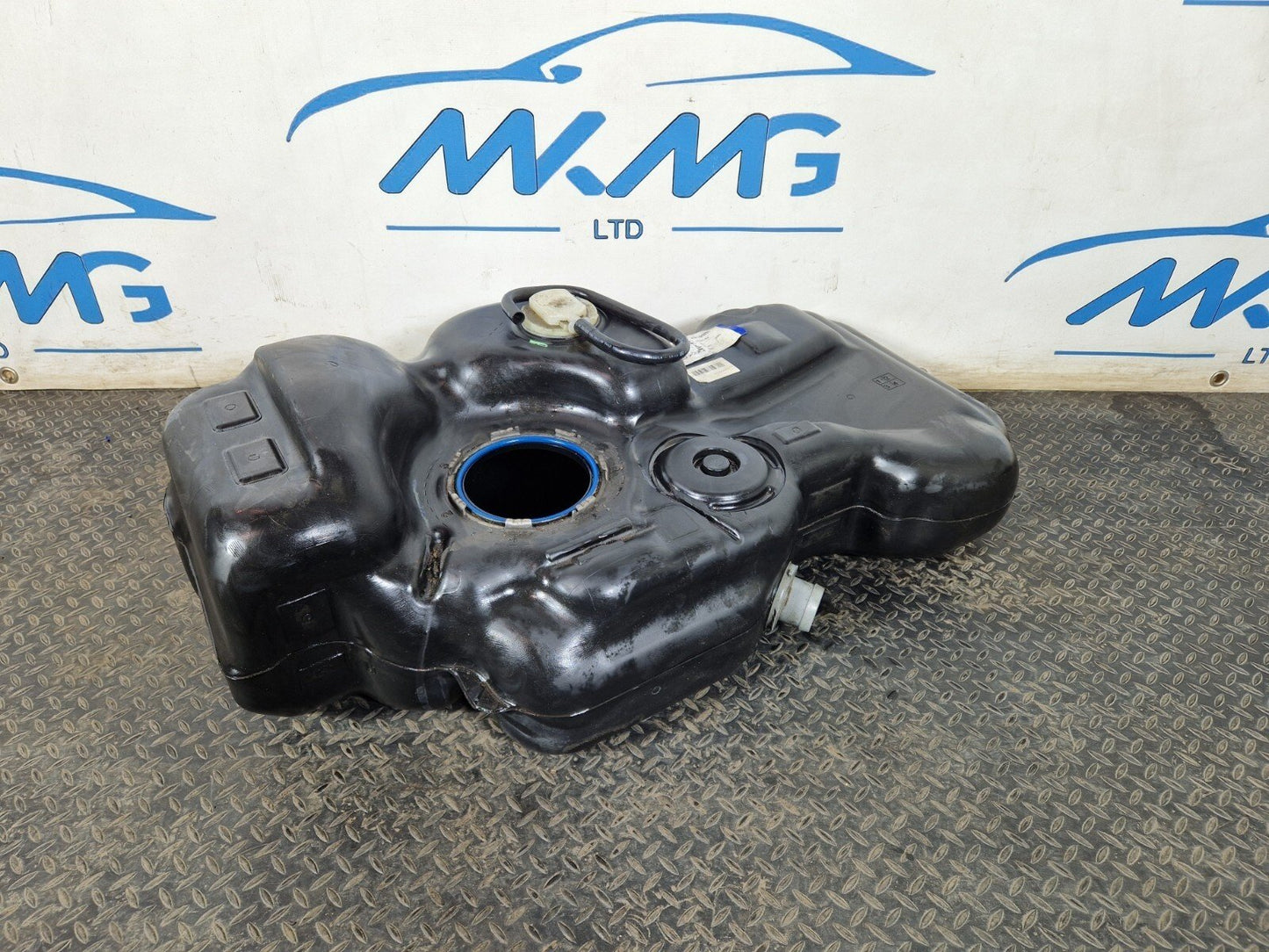 18-ON MERCEDES BENZ SPRINTER W907 W910 2.2 CDI FUEL TANK DIESEL A9104702100