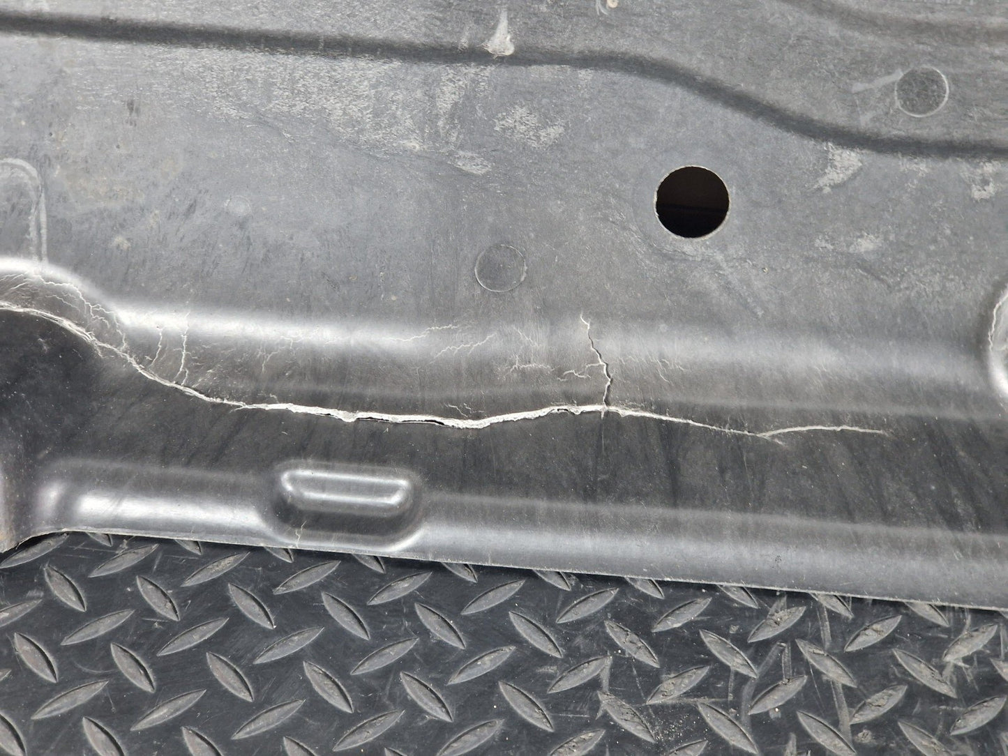 11-19 MERCEDES BENZ ML W166 RIGHT SIDE UNDERBODY COVER A1666805101 DAMAGED