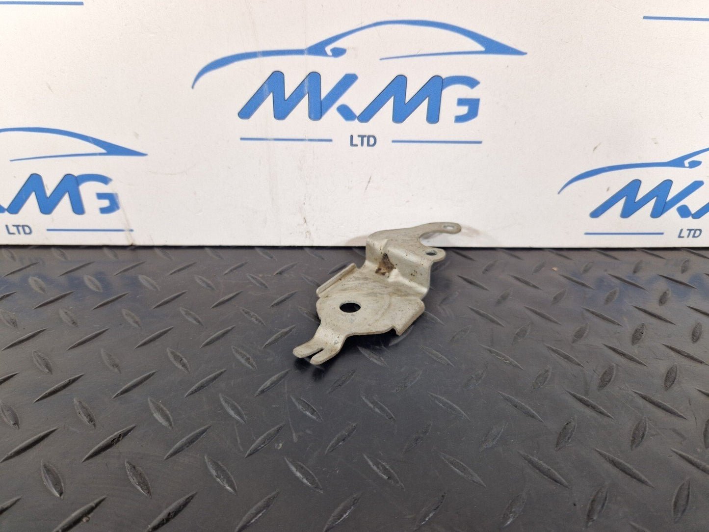 14-21 MERCEDES BENZ C300h W205 OEM HEADLIGHT LEVEL SENSOR BRACKET A2139053302