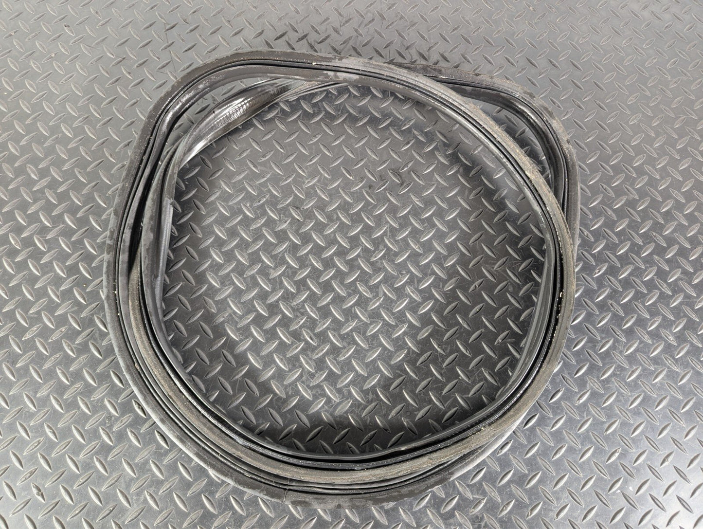 13-19 MERCEDES BENZ CLA C117 REAR TAILGATE TRUNK BOOTLID RUBBER SEAL A1176930200