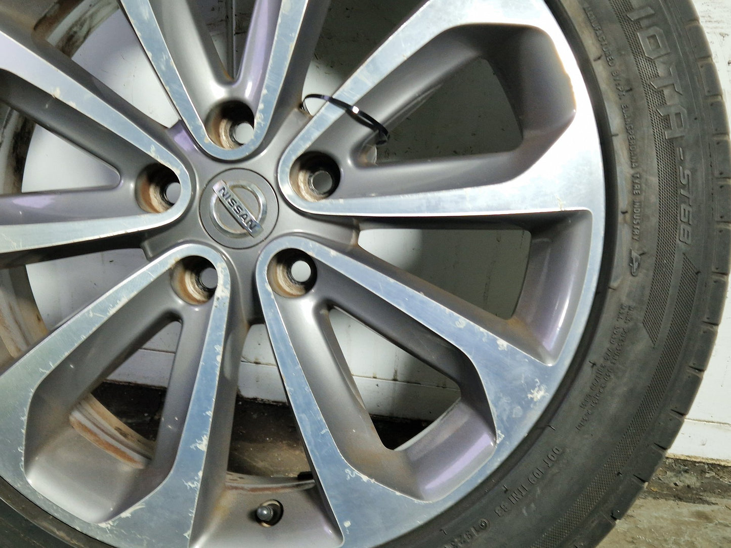 Nissan Qashqai+2 MK1 FL (J10) 18" Alloy Wheel with Tyre 215/55/18 ~3mm