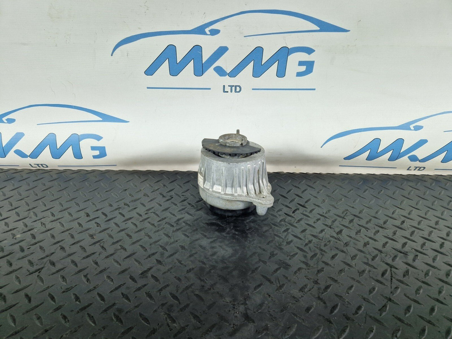 14-21 MERCEDES BENZ C200 W205 RIGHT O/S ENGINE SUPPORT MOUNT BRACKET A2052400300