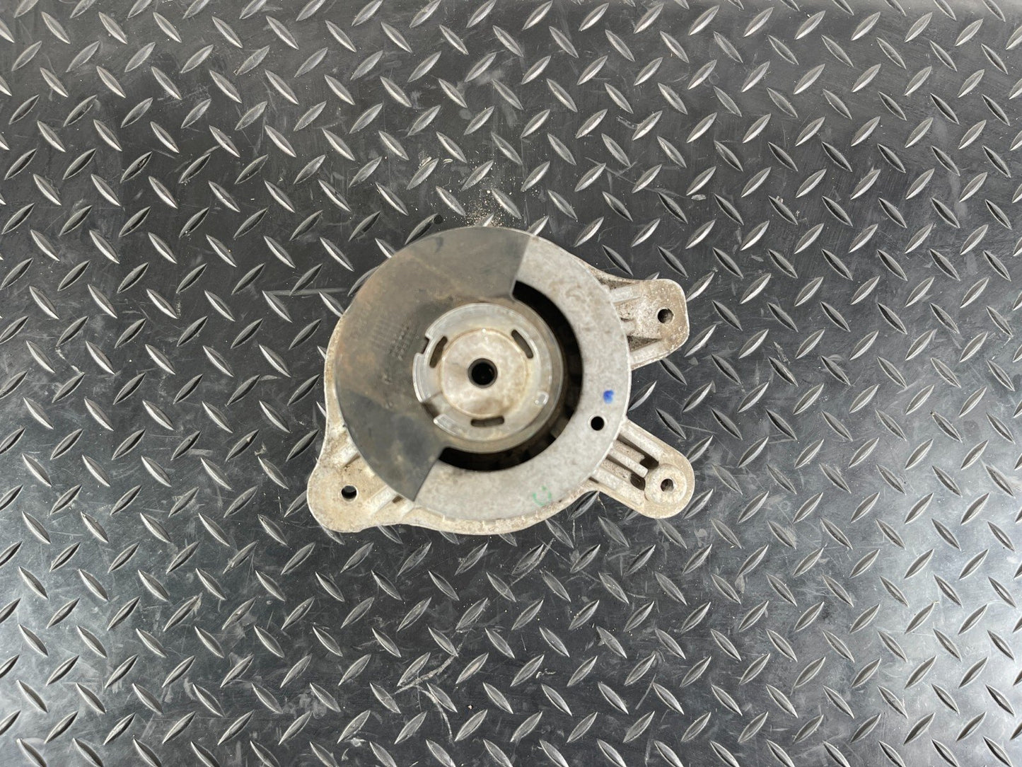 14-21 MERCEDES BENZ C350e W205 ENGINE SUPPORT MOUNT BRACKET RIGHT A2052400300