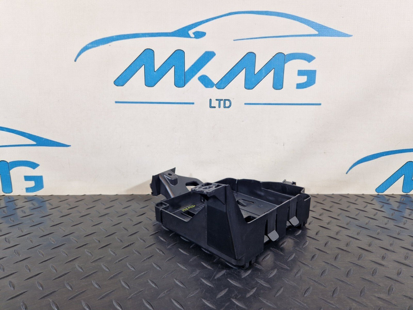 16-19 AUDI A4 B9 S-LINE GENUINE COMFORT CONTROL MODULE BRACKET HOLDER 8W0907368