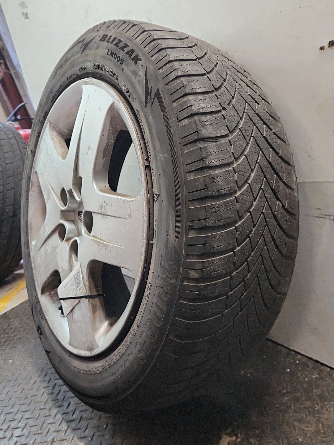 Ford C-Max MK1 FL (C214) MPV 16" Steel Wheel with Tyre 205/55/16 ~3mm