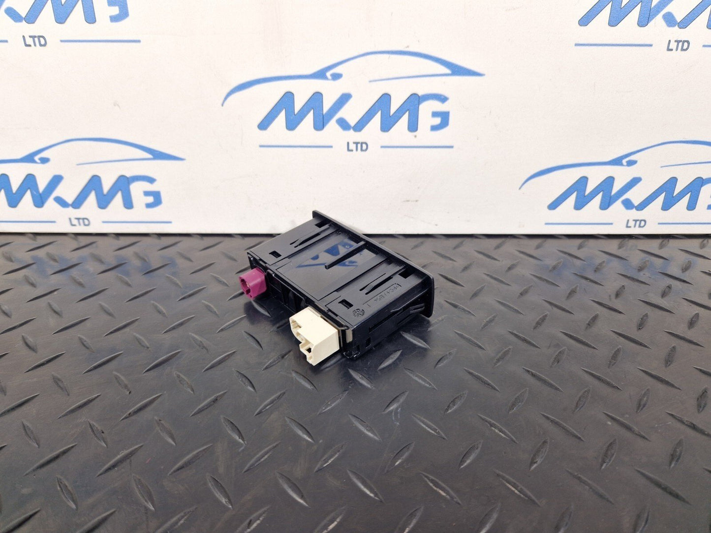 19-ON MERCEDES B CLASS W247 CENTRE CONSOLE USB CONNECTION PORT A2478203902