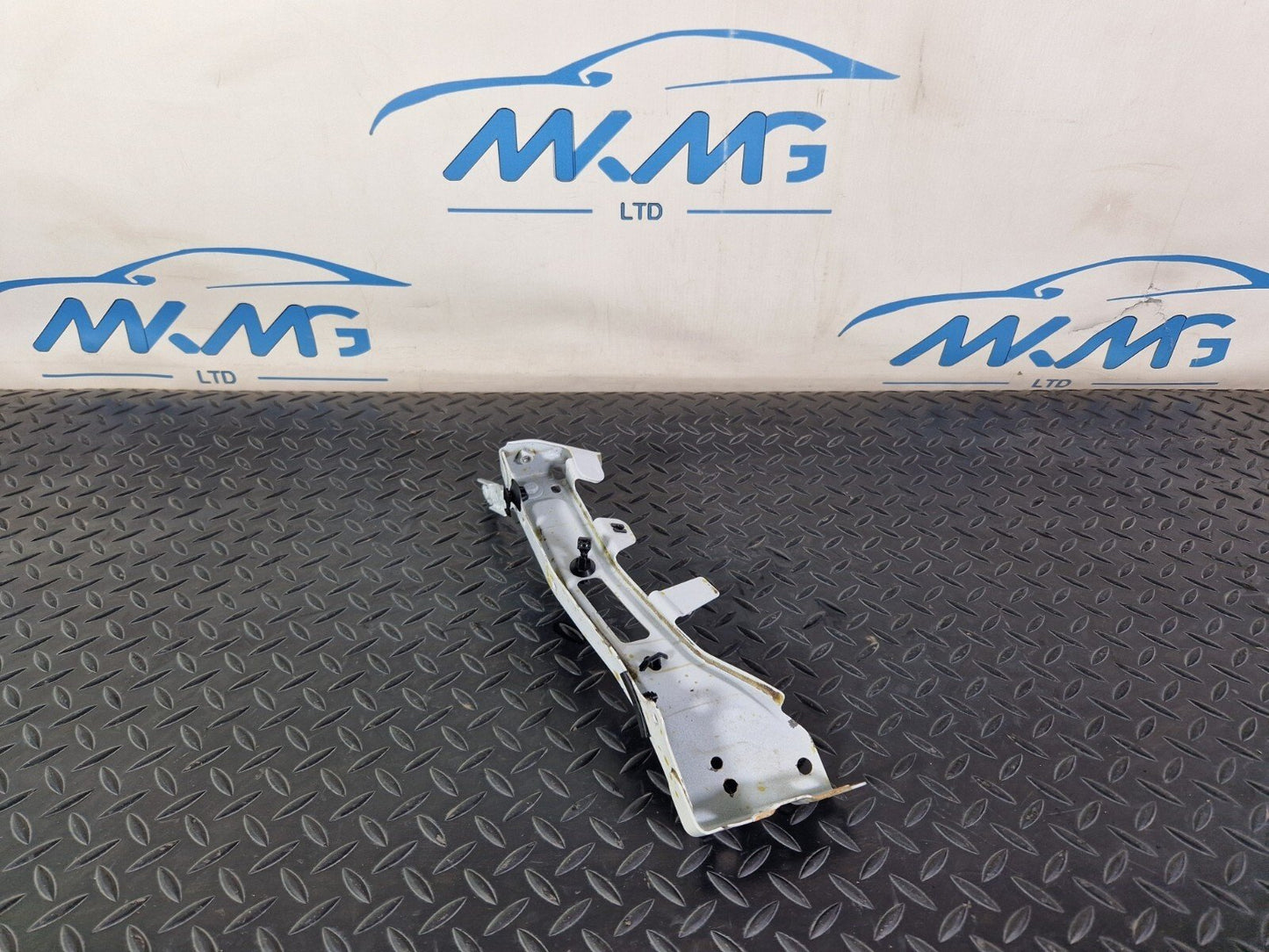 16-19 AUDI A4 B9 S-LINE GENUINE FRONT RIGHT SIDE FENDER BRACKET 8W0821136B
