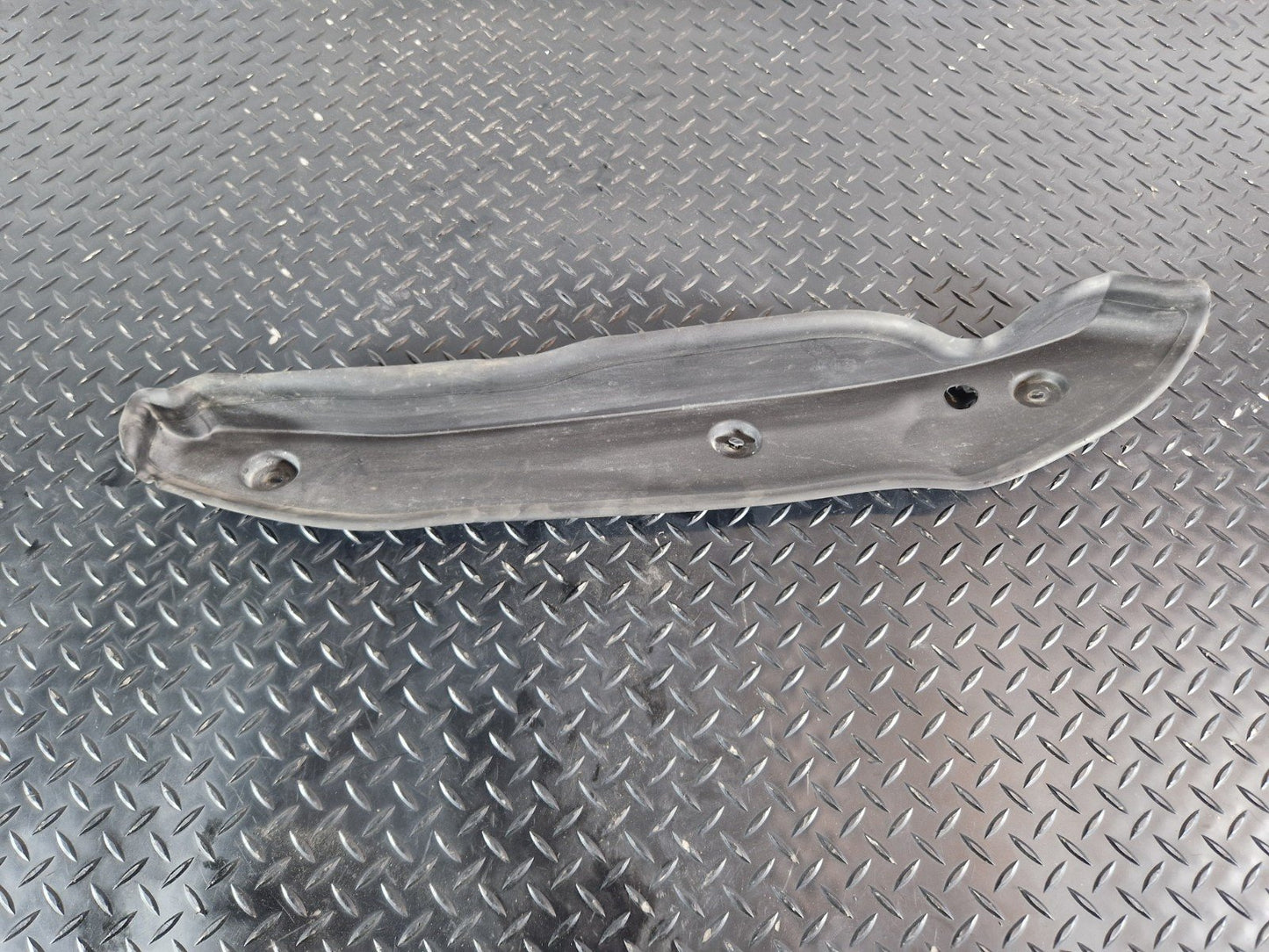 16-19 MERCEDES BENZ GLE W166 FRONT RIGHT O/S WING FENDER COVER SEAL A1668890025