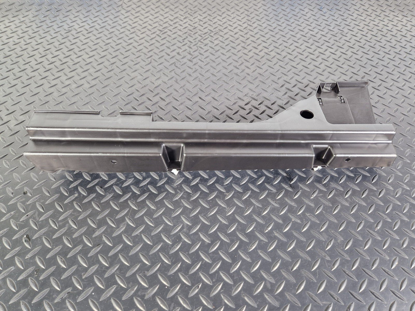14-19 MERCEDES BENZ GLA X156 OEM RIGHT QUARTER PANEL TRIM BRACKET A1568901200