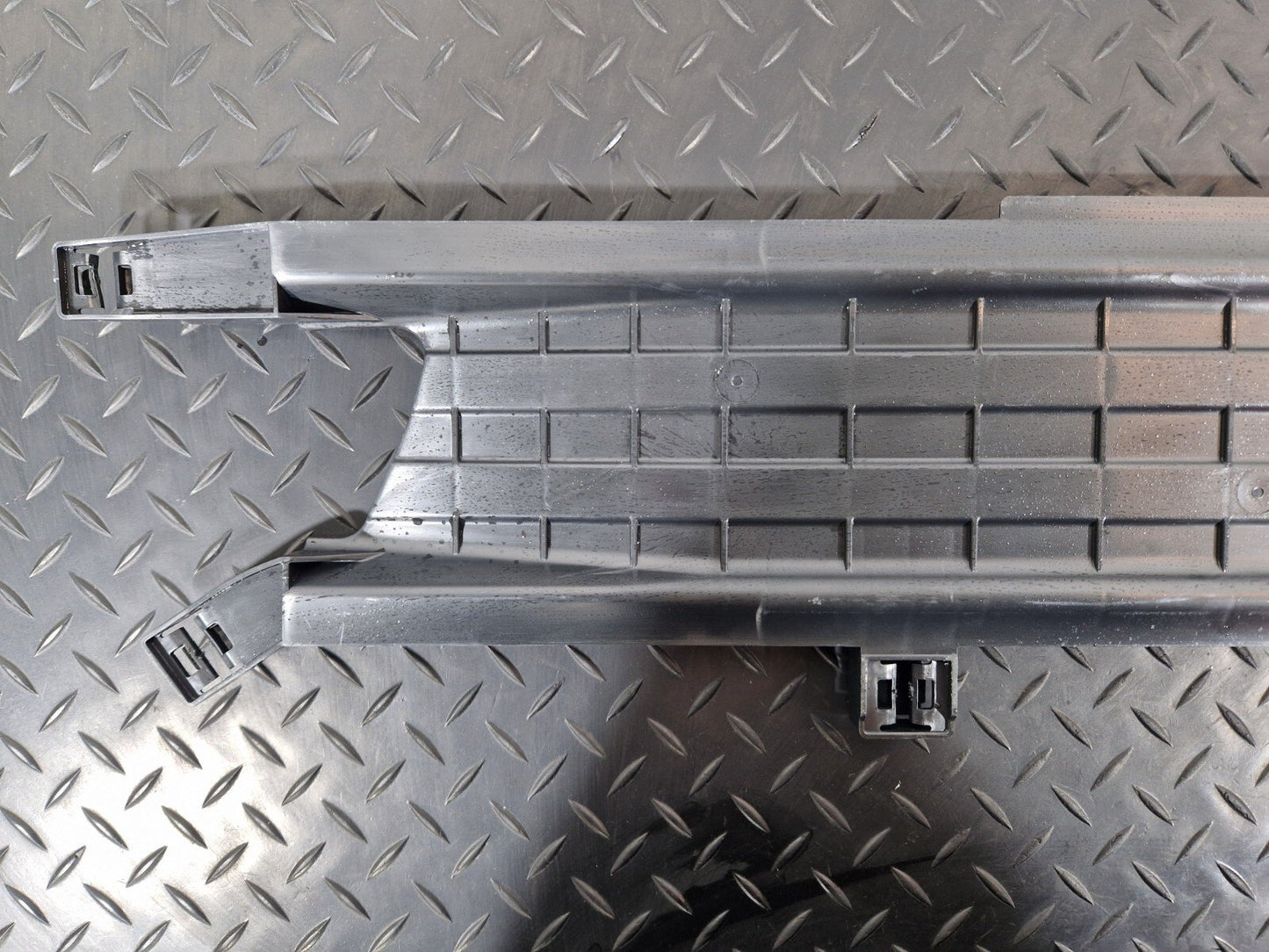 18-ON MERCEDES BENZ SPRINTER W907 W910 2.2 CDI CABLE DUCT COVER A9105460000