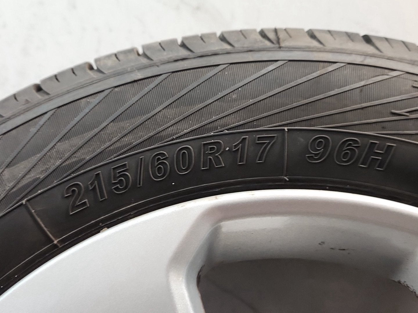 Vauxhall Mokka MK1 (G1U0) 17" Alloy Wheel with Tyre 215/60/17 ~6mm