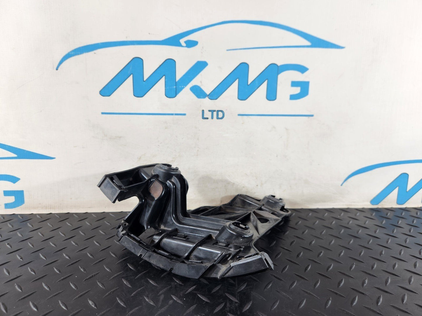 19-ON MERCEDES BENZ B CLASS W247 REAR BUMPER BRACKET MOUNT RIGHT A2478851900