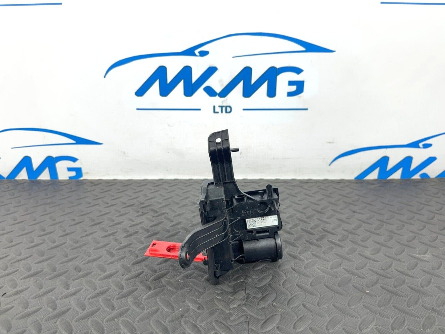 16-19 AUDI A4 B9 AVANT GENUINE POSITIVE BATTERY POWER DISTRIBUTION BOX CONNECTOR
