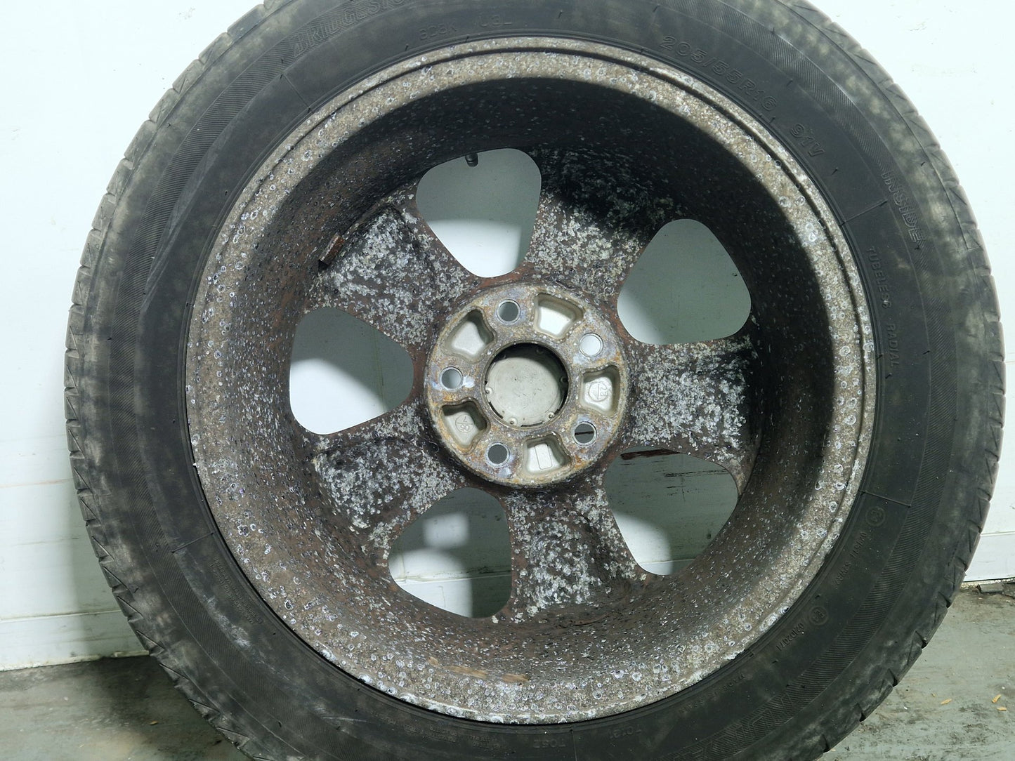 Honda FR-V MK1 16" Alloy Wheel with Tyre 6mm 205/55/16