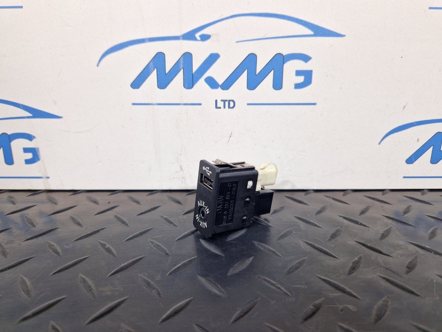 11-18 BMW 6 SERIES F06 AUX IN USB SOCKET POWER PORT 9237654