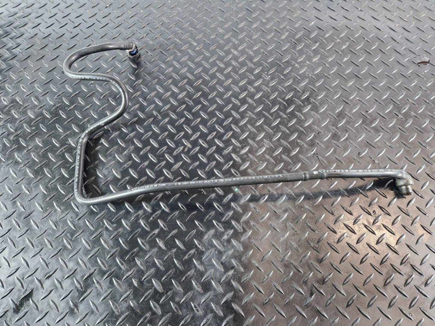 19-ON MERCEDES BENZ B CLASS W247 GENUINE BRAKE PIPE HOSE LINE A1774306500