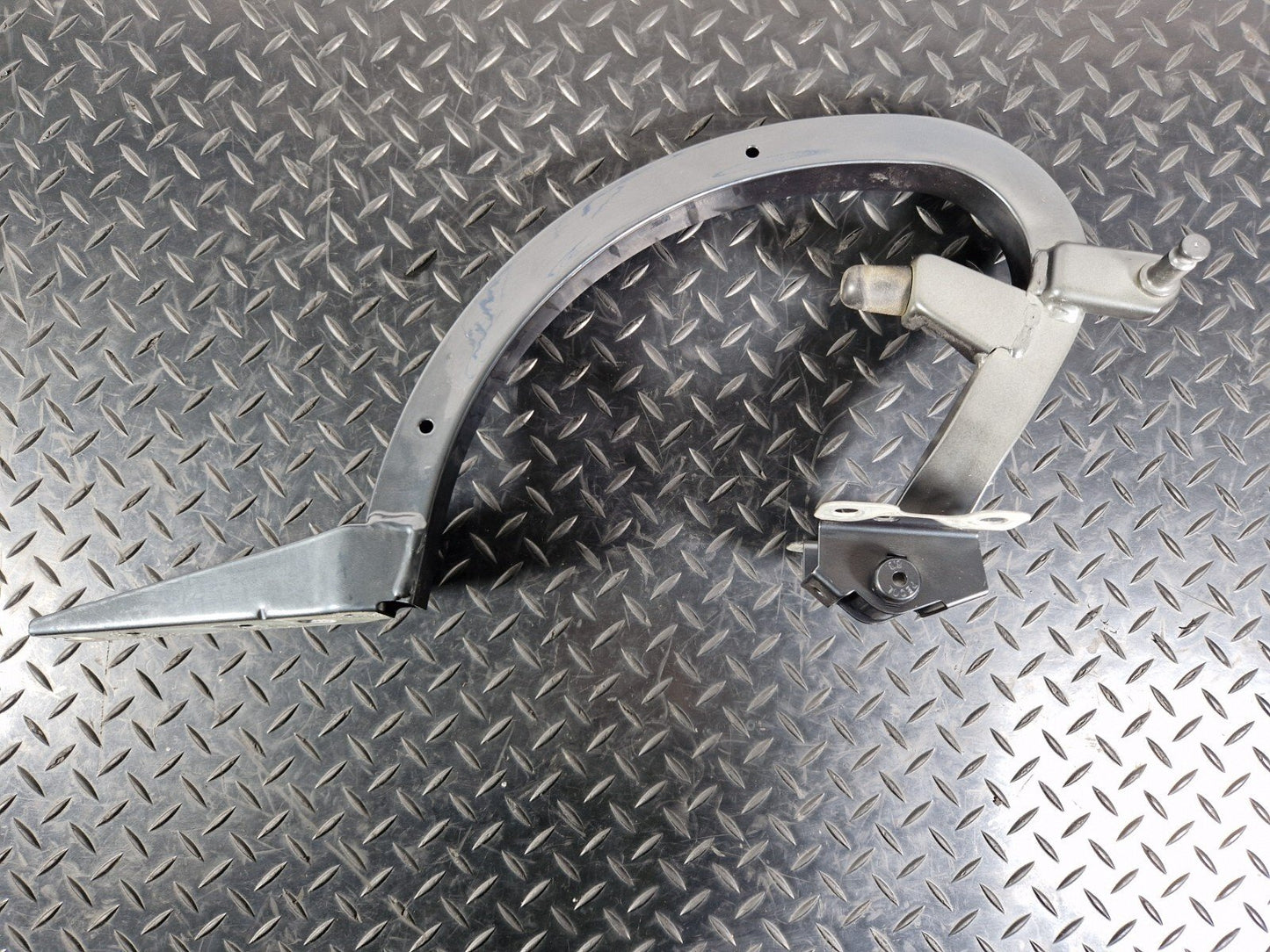 16-19 AUDI A4 B9 REAR LEFT N/S BOOT HINGE IN GREY LX7L 8W5827305A 8W5827729