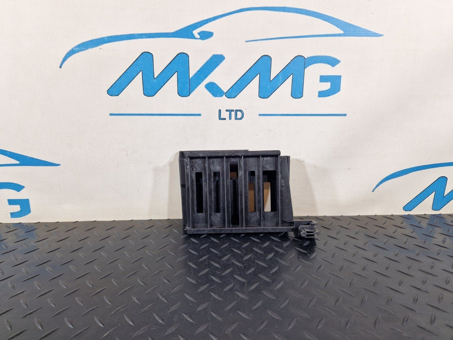 14-19 MERCEDES BENZ GLA X156 GEARBOX CONTROL MODULE BRACKET HOLDER A2465450500