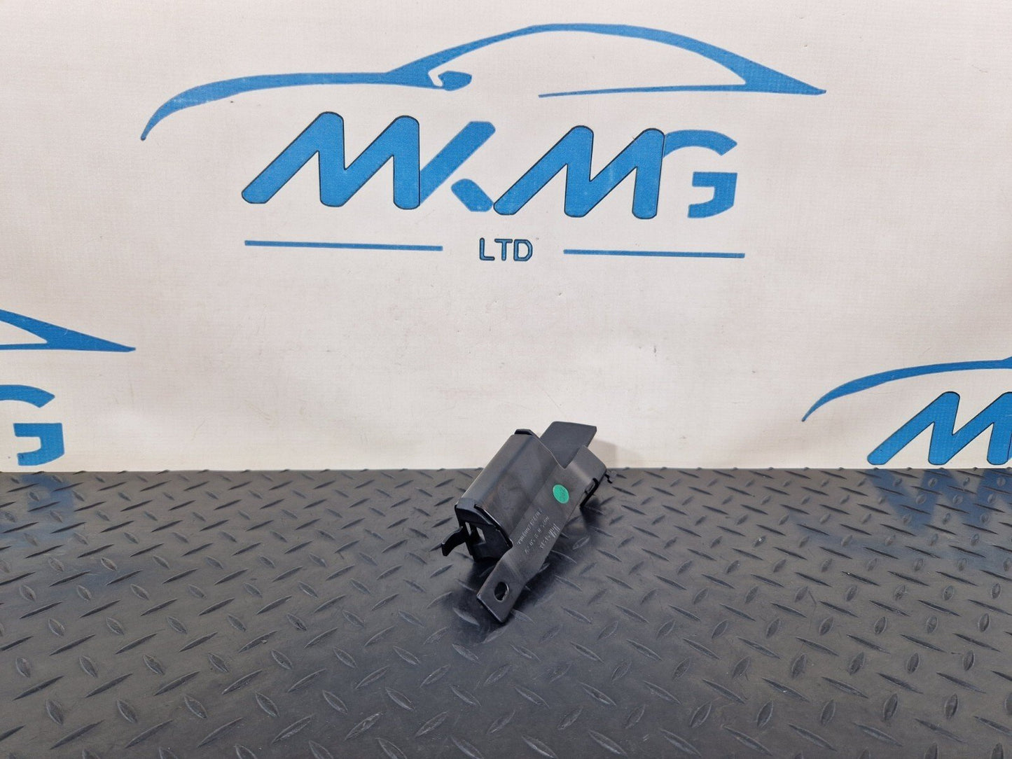 14-21 MERCEDES BENZ C220d W205 REAR RIGHT N/S LUGGAGE ROLLER BRACKET A2058605400