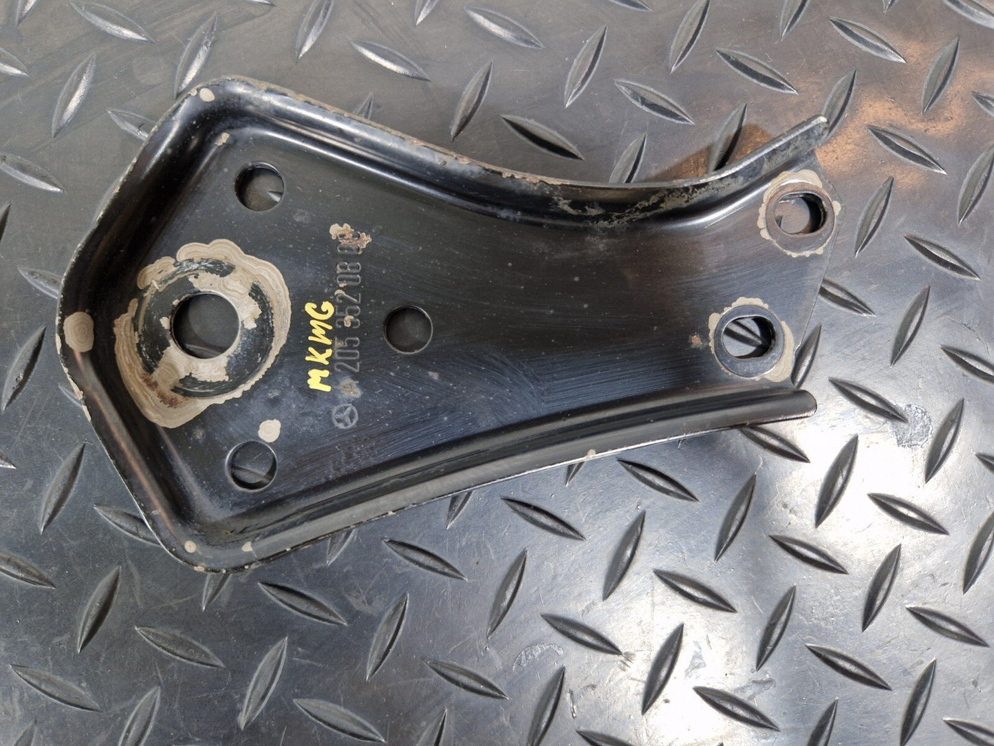 14-21 MERCEDES BENZ C220 W205 REAR SUBFRAME RIGHT SIDE STOP PLATE A2053520800