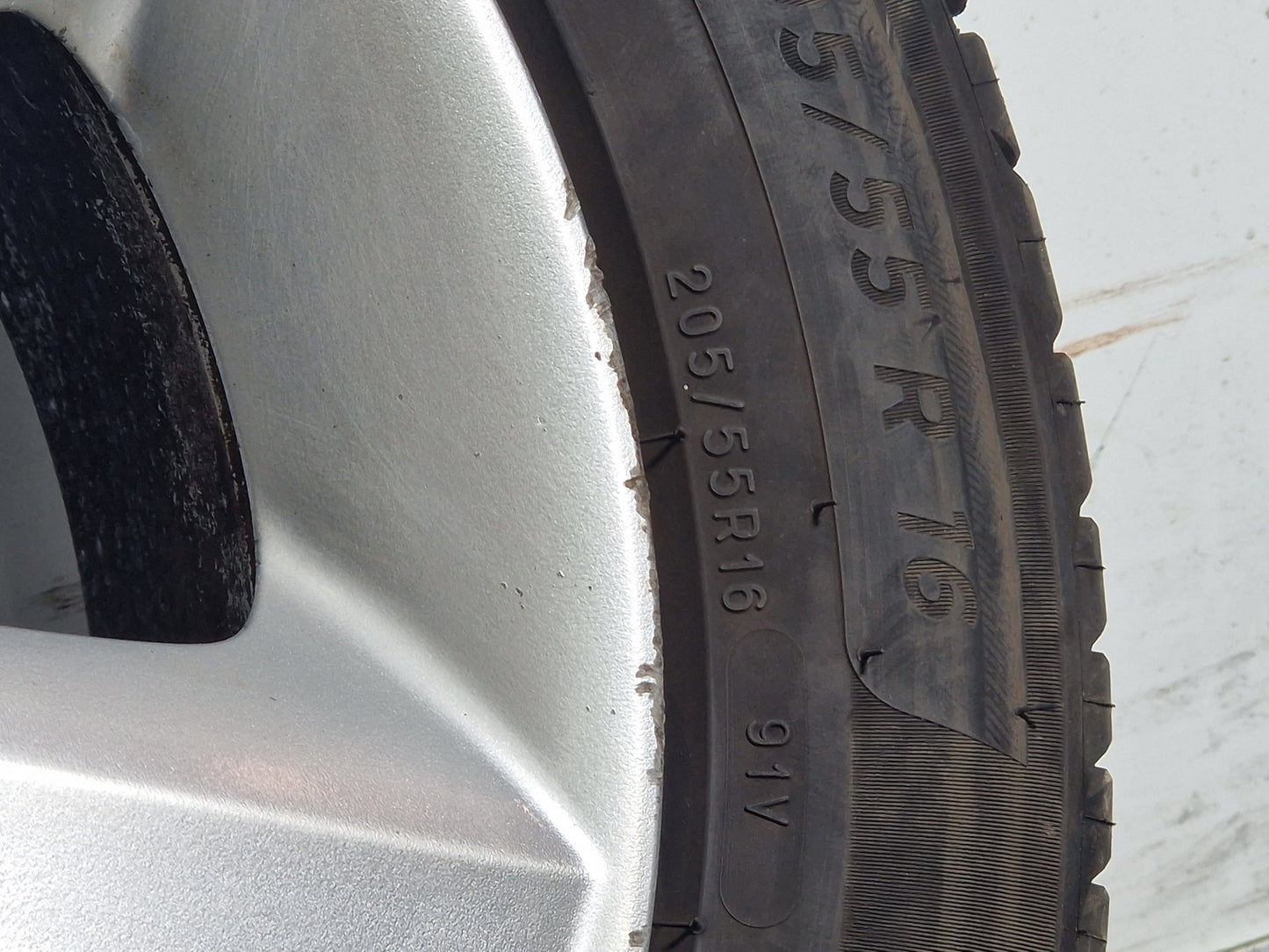 Honda FR-V MK1 16" Alloy Wheel with Tyre 7mm 205/55/16