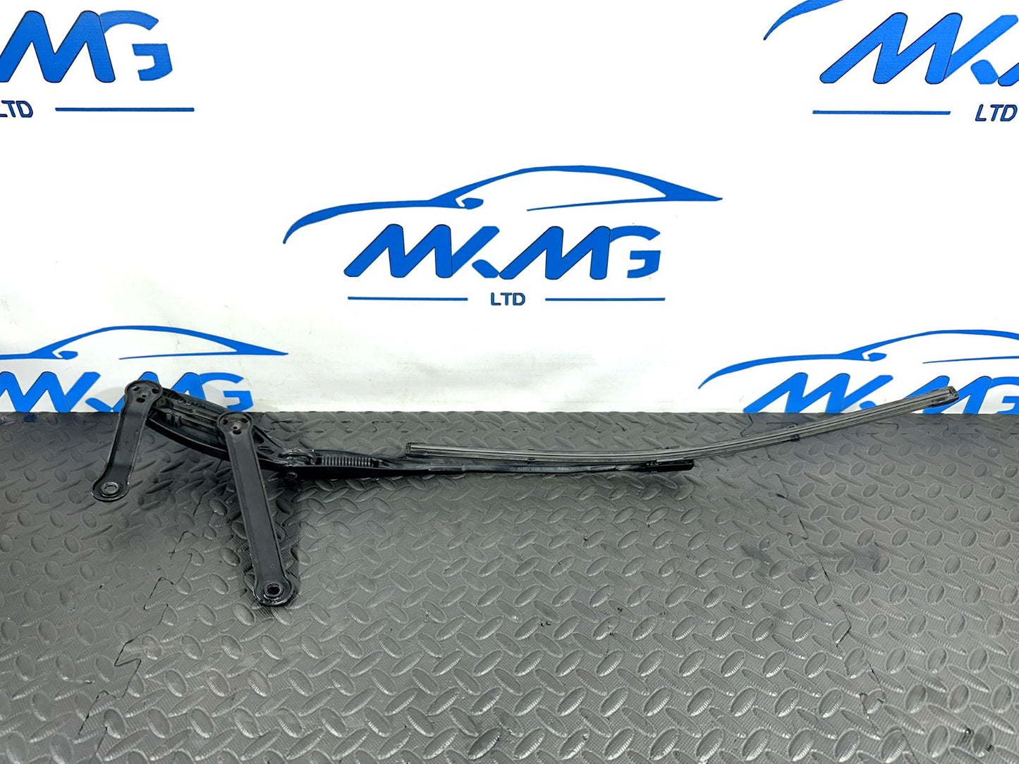 14-21 MERCEDES BENZ C300 W205 FRONT DRIVER SIDE WINDSCREEN WIPER ARM A2058204000