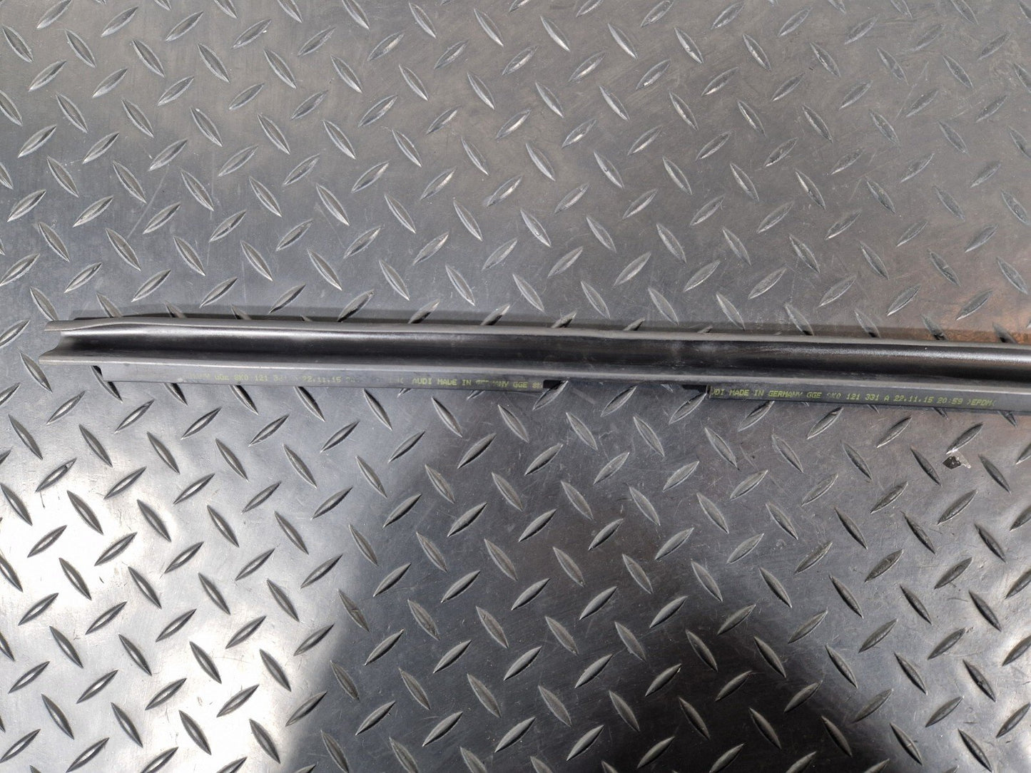 16-19 AUDI A4 B9 OEM FRONT RADIATOR LOVER CENTER RUBBER SEALING STRIP 8K0121331A