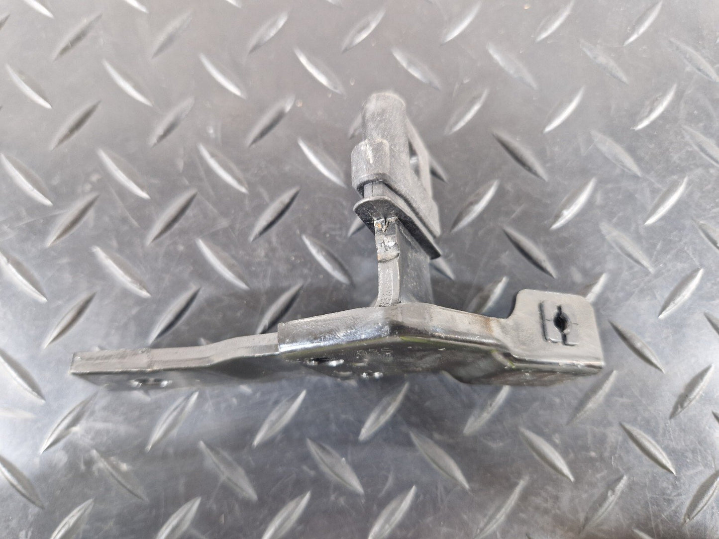 12-18 AUDI A6 C7 REAR LEFT N/S BOOT PARTITION BRACKET MOUNT 4G9863583