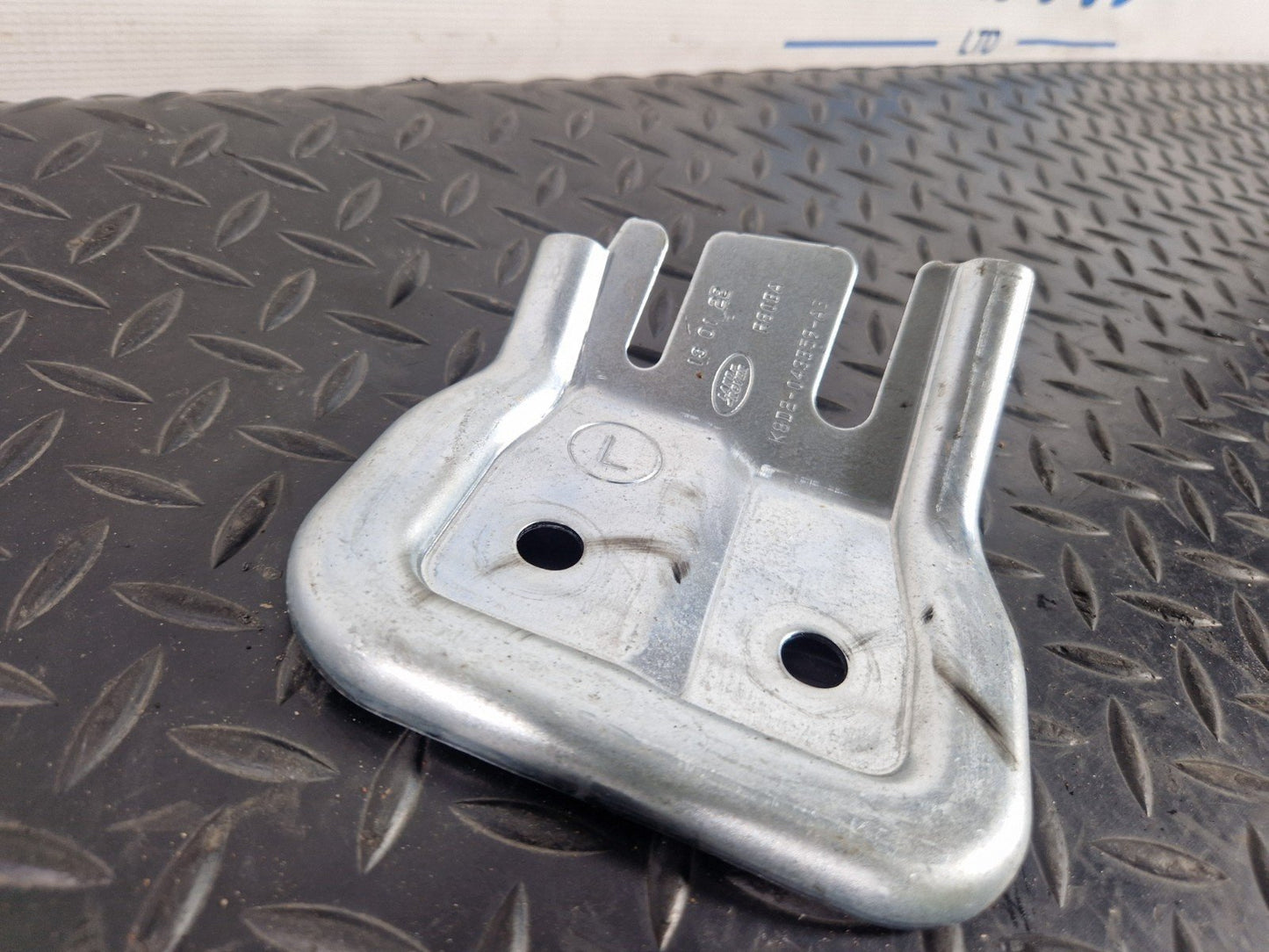 19-ON RANGE ROVER EVOQUE L551 INSTRUMENT PANEL BRACKET MOUNT HOLDER K8D2043B59AB