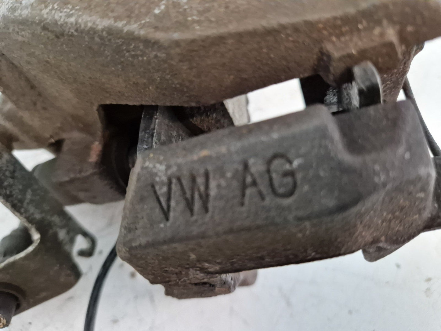 16-19 AUDI A4 B9 GENUINE FRONT LEFT PASSENGER SIDE BRAKE CALIPER 8W05BQ