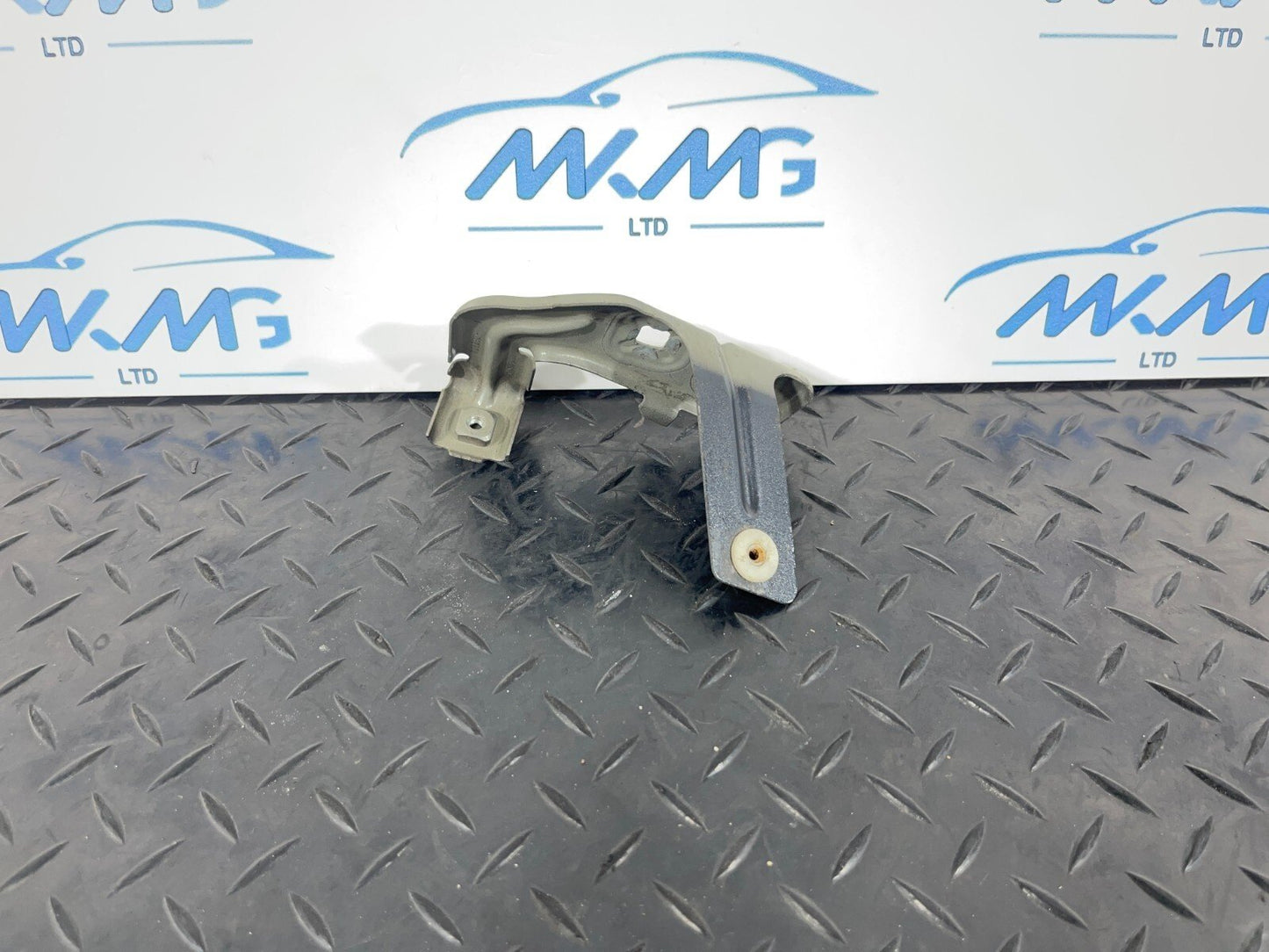 12-18 BMW F30 F31 F35 GENUINE  Left fender wing mounting bracket 7235821