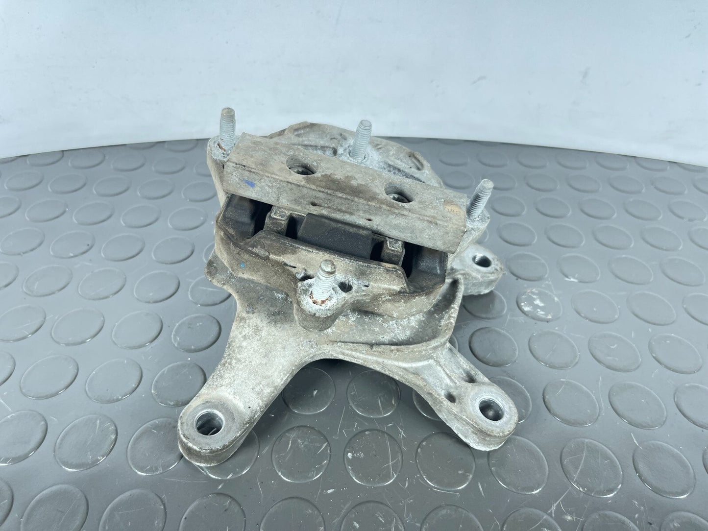 16-19 AUDI A4 B9 SALOON GENUINE 1.4 TFSI ENGINE MOUNT BRACKET 8W0399118B
