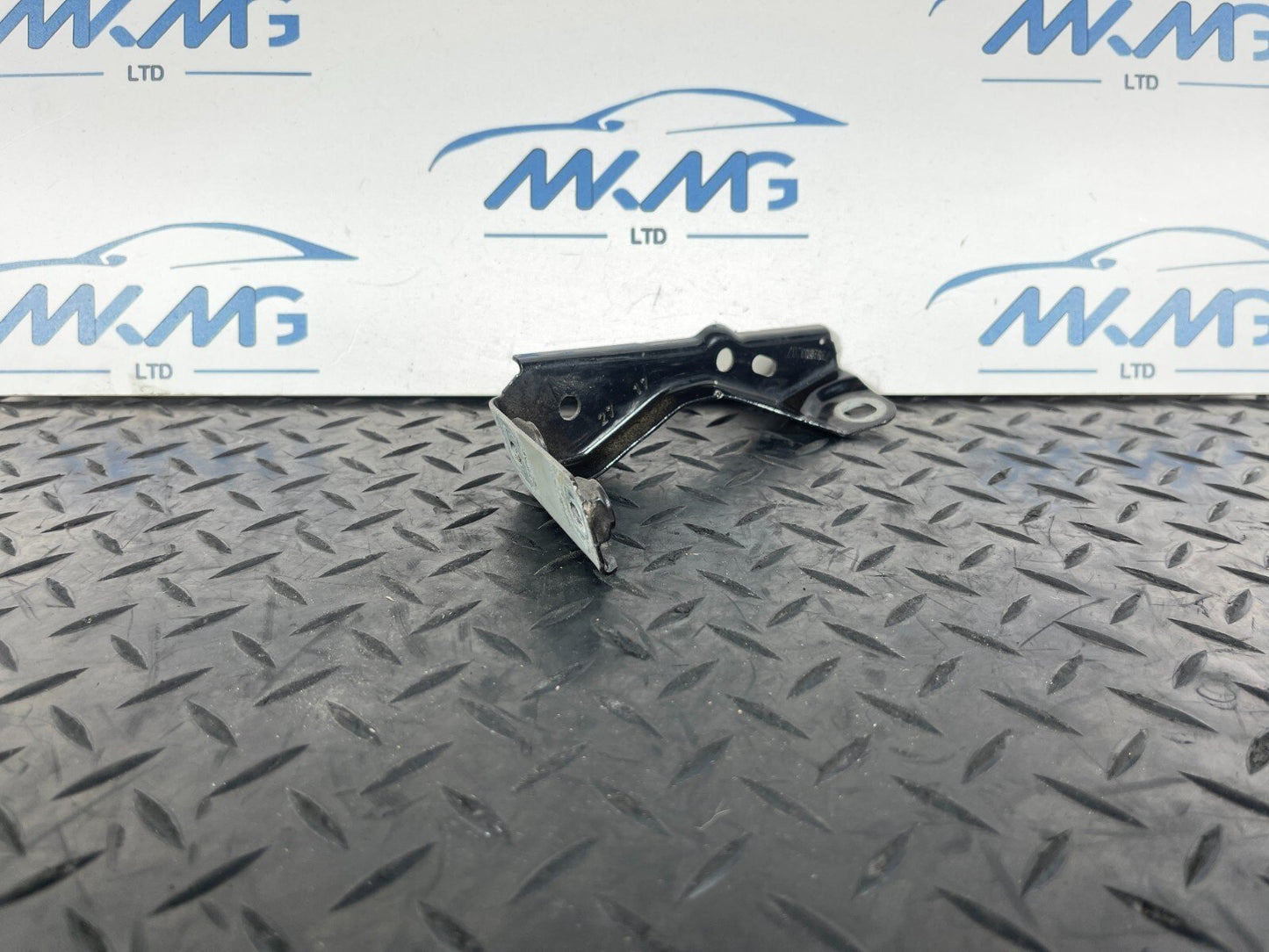 16-22 BMW X1 F48 GENUINE FRONT LEFT PASSENGER SIDE WING BRACKET 7392803