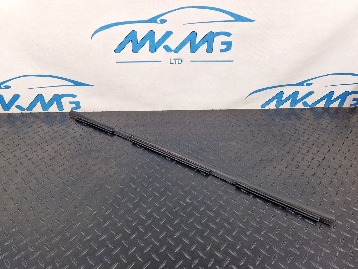 16-19 AUDI A4 B9 OEM FRONT RADIATOR LOVER CENTER RUBBER SEALING STRIP 8K0121331A