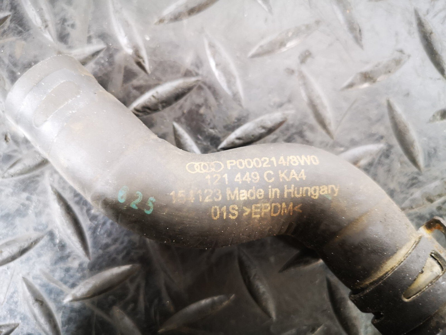 16-19 AUDI A4 B9 S-LINE GENUINE V6 3.0TDI CSW ENGINE COOLANT HOSE 8W0121449C