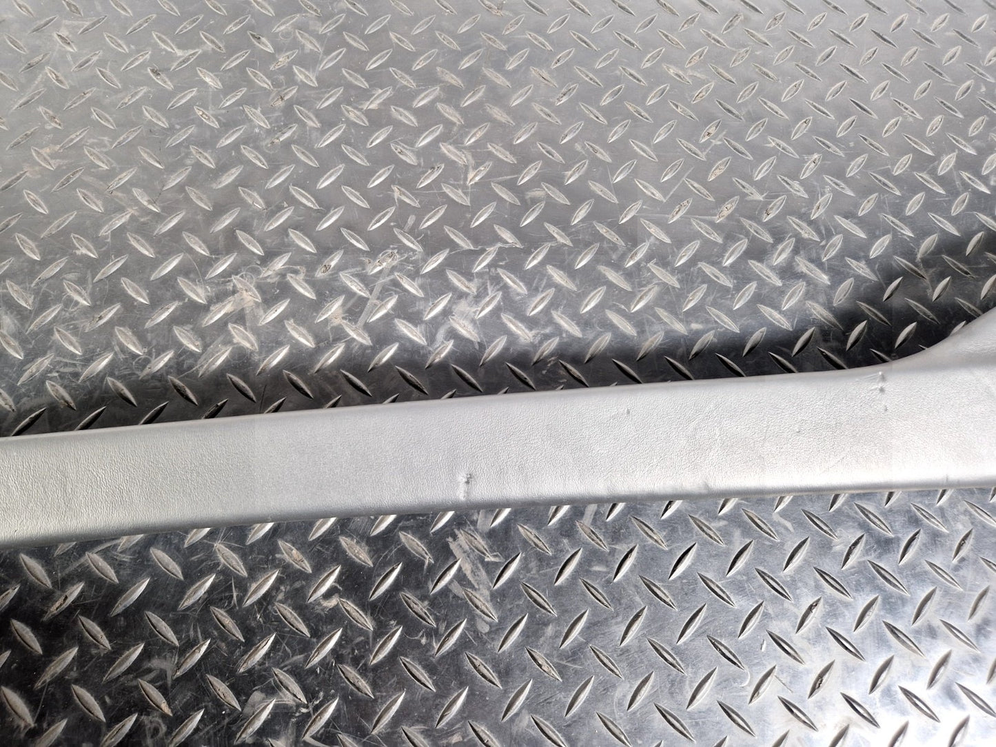 2019-ON  LAND ROVER DISCOVERY L550 LEFT N/S CENTRE CONSOLE TRIM LK72-044E04-B